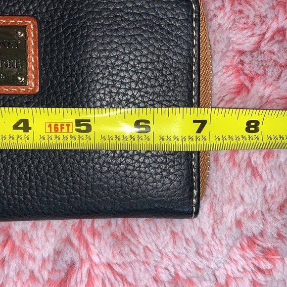 Dooney & Bourke Black & Brown Pebble Grain Medium Zip Around Wallet - Picture 8 of 10